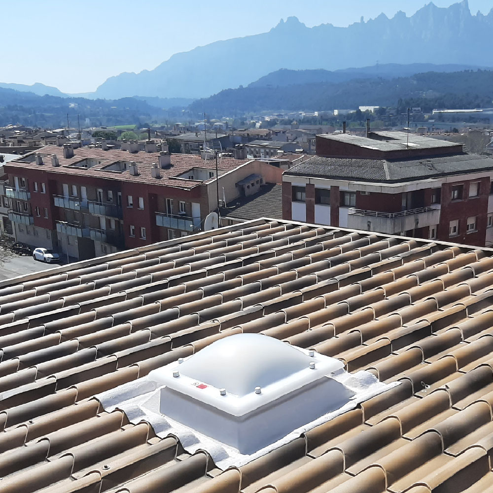 Claraboya - Ventana para tejado CLASSIC VASISTAS Made in italy/Tragaluz  por el acceso al techo/Doble vidrio (38x75 Base x Altura) : :  Bricolaje y herramientas